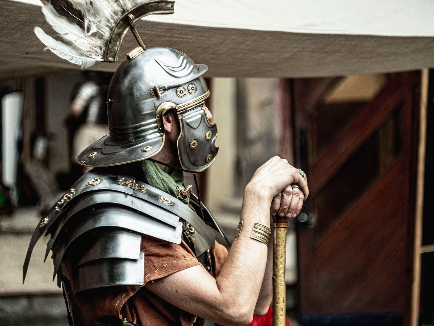Middeleeuwse krijger met gevederde helm en metalen harnas