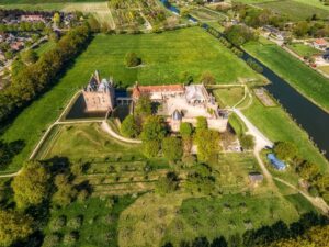 Luchtfoto van kasteel Staverden met slotgracht en omliggend landgoed