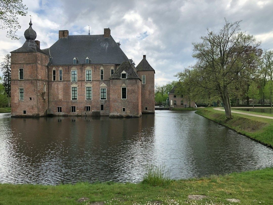 Historisch bakstenen kasteel op een eilandje in de slotgracht